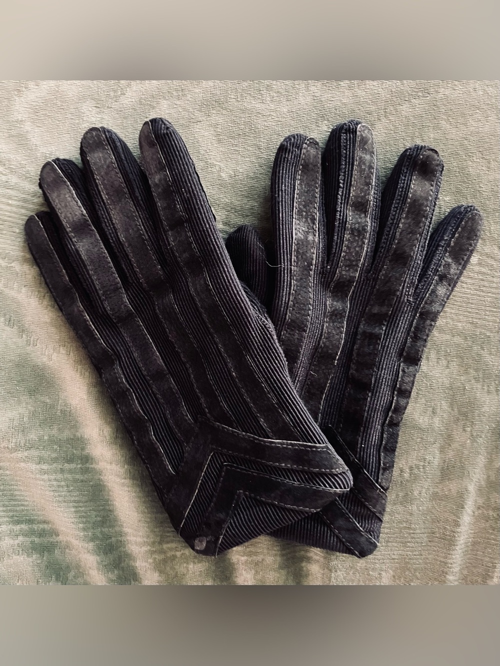 Vintage Isotoner Women’s Black Gloves Size L